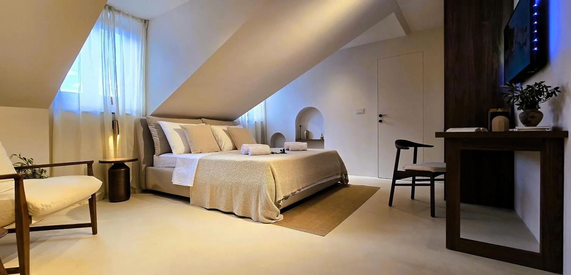스플리트 C A S A B E A S T B&B
